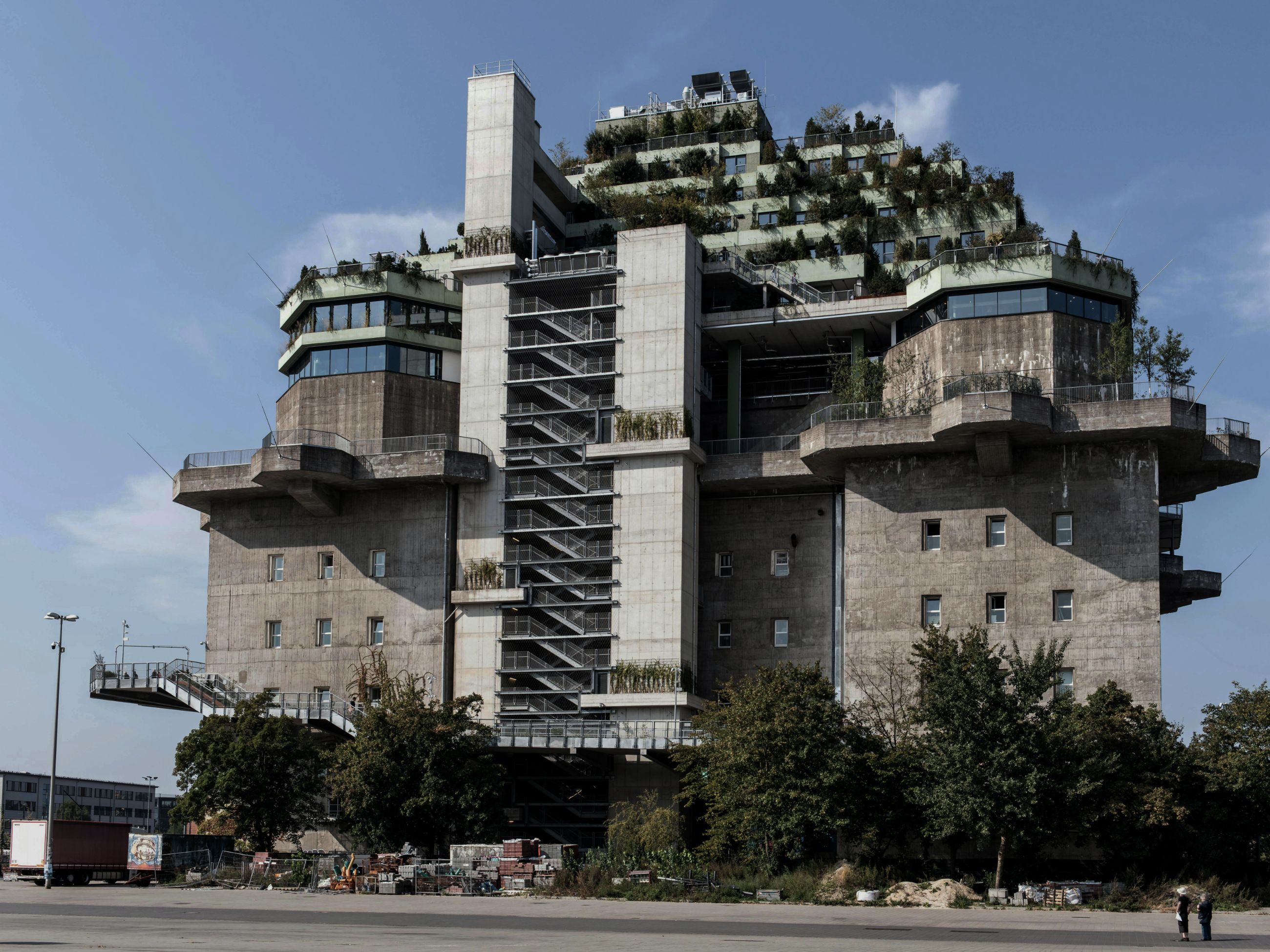 Architekt im Gespräch mit Bauherrin am Tisch